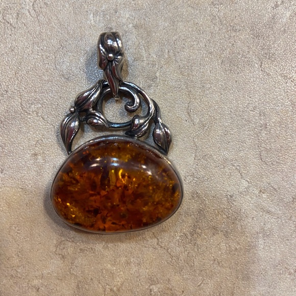 Amber sterling silver pendant statement necklace with intricate floral design - Picture 6 of 11